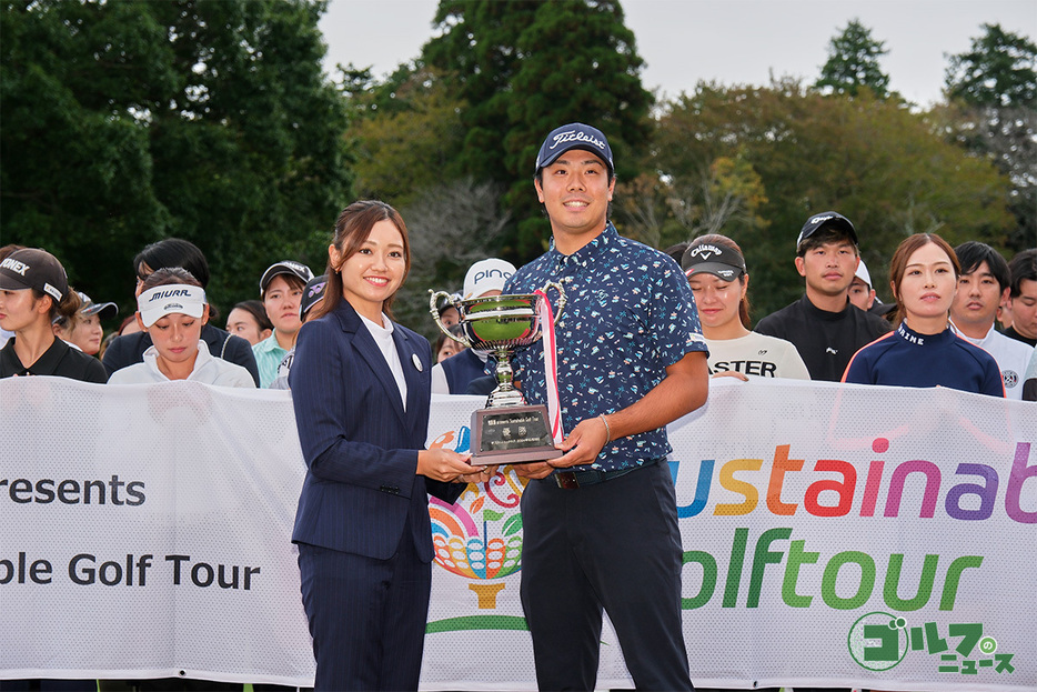 表彰式で加藤さんから優勝カップを受け取る村上選手