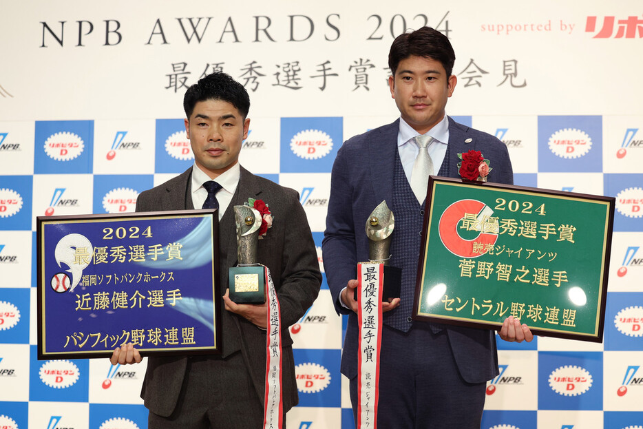 最優秀選手（ＭＶＰ）に選ばれたセ・リーグの巨人・菅野（右）とパ・リーグのソフトバンク・近藤＝２６日、東京都港区