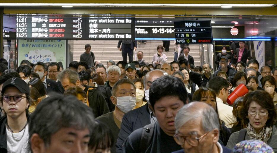 大雨の影響で東海道・山陽新幹線が一時全線ストップし、混雑するJR博多駅＝2日午後