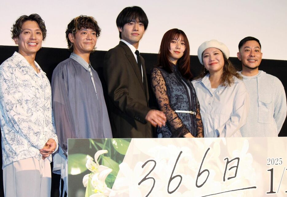 映画「３６６日」の舞台あいさつに出席した（左から）許田信介、新里英之、赤楚衛二、上白石萌歌、仲宗根泉、名嘉俊