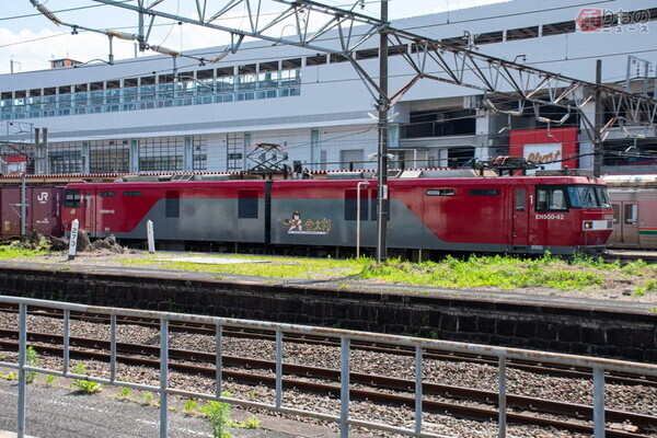 貨物列車では機関車が主役（咲村珠樹撮影）。