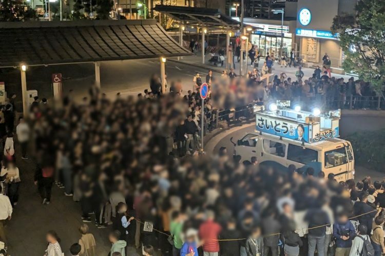 阪神西宮駅前の演説もすさまじい人だかりだった（11月4日）