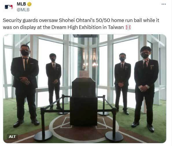 記念球を4人の男性が警備する様子（画像はMLB公式Xより）