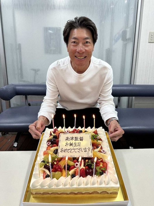 誕生日ケーキを前に笑顔のヤクルト・高津監督