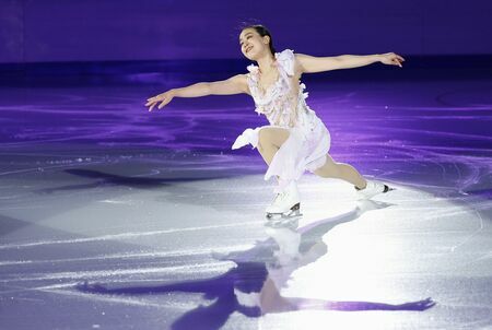 自身がプロデュースしたスケート場「MAO RINK」で演技を披露する浅田真央　写真＝共同通信社