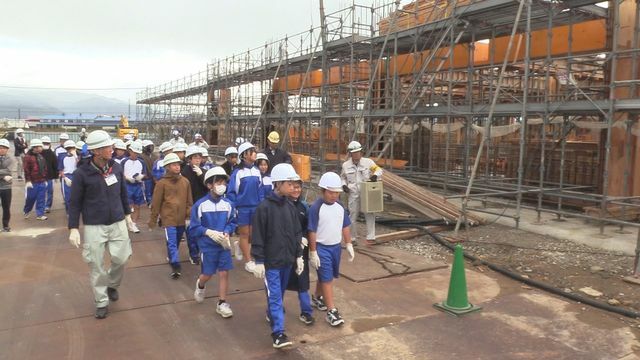 九頭竜中学校の建設現場を通学予定の生徒たちが見学(7日午前9時半福井市八重巻町)