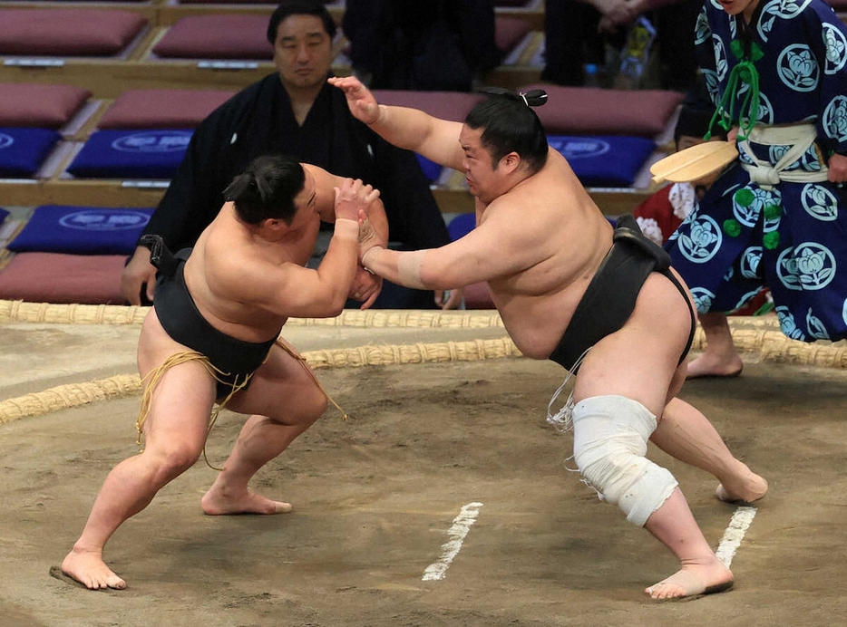 ＜大相撲九州場所13日目＞藤闘志（右）は押し出しで炎鵬を破る（撮影・岸　良祐）