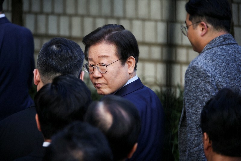 裁判所を出る韓国最大野党「共に民主党」の李在明代表＝ソウルで11月15日、ロイター