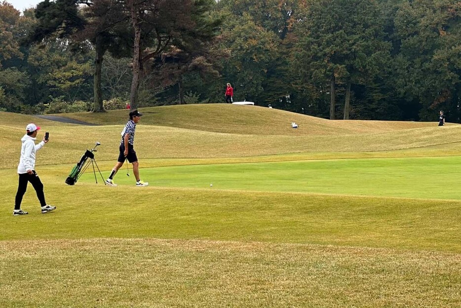 レッスンプロでありスピードゴルフのトップ選手でもある松井丈氏のプレー風景