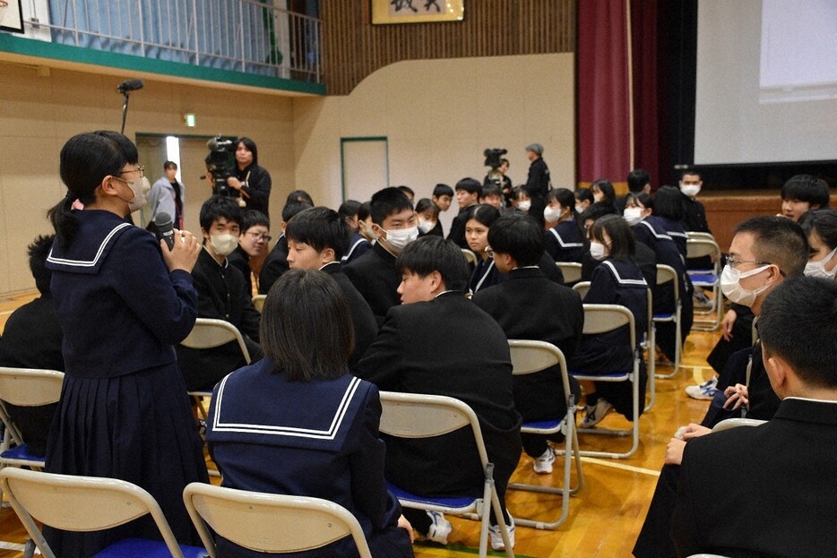 意見を述べる生徒の言葉に耳を傾ける3年生たち＝愛知県西尾市下永良町の市立東部中学校で2024年11月27日、永海俊撮影