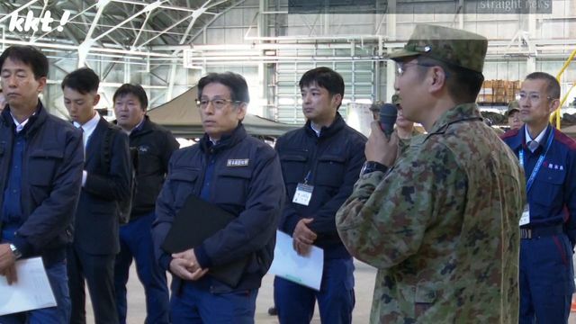 視察する竹内信義副知事と熊本県防災課の職員(23日・高遊原分屯地)