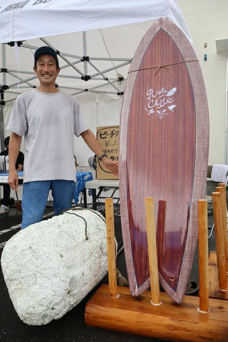 田中さんが漂着ごみを使って完成させたサーフボード=海陽町宍喰浦