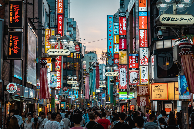 新宿、渋谷は平日でも多くの人で賑わっている