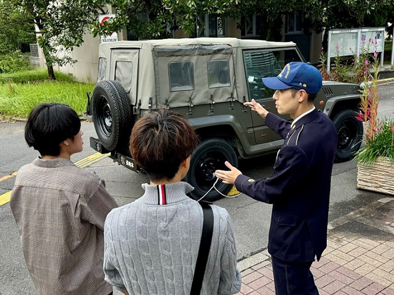 長崎大の学園祭に参加し、自衛隊の活動について説明する自衛官＝長崎市文教町