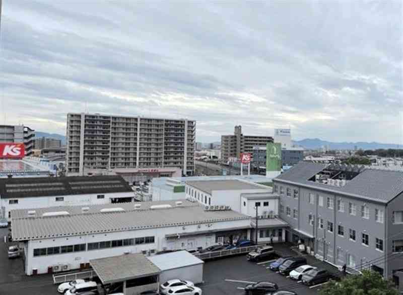 台風21号や前線の影響で曇り空が広がり、時折雨が降る熊本市内＝1日午前、中央区