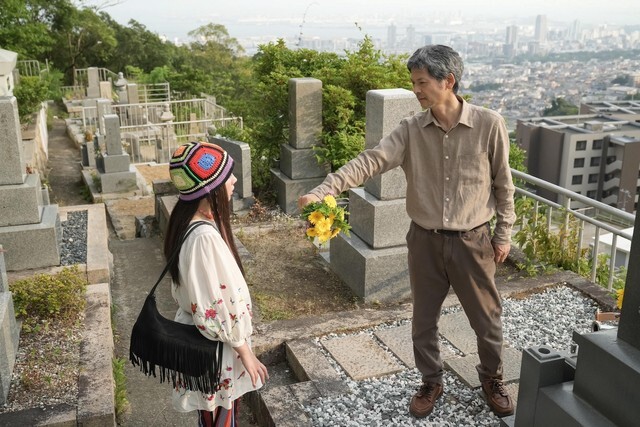 第41回より。渡辺（緒方直人）は歩（仲里依紗）に花を突き返し、「もうここには来んといてくれ」と言う　(C)NHK