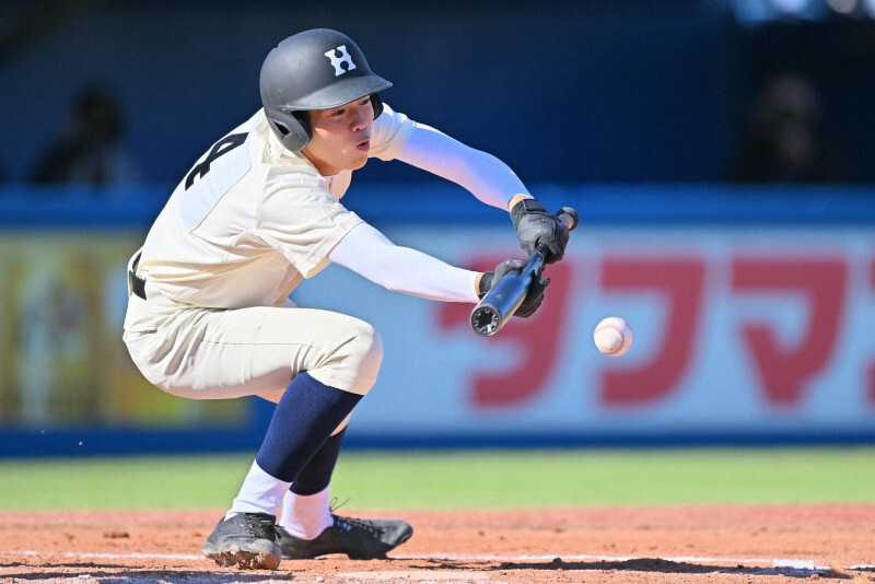 【広島商－東海大札幌】二回表広島商1死三塁、小田健登がスクイズを決める＝神宮球場で2024年11月22日、新宮巳美撮影