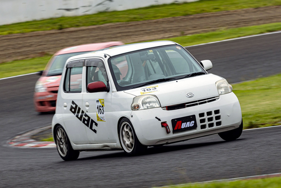 ダイハツ エッセ：ATだったベース車両も部活の先輩から格安で譲り受けた。整備の経験はゼロだったがMTの載せ替えから公認車検まですべてDIYだ