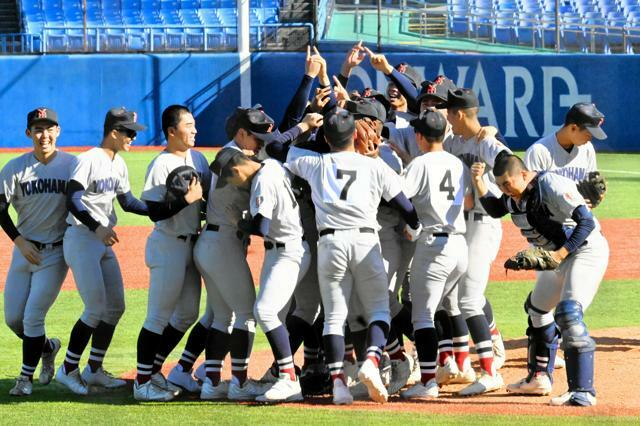 優勝を決め、マウンドに集まる横浜の選手たち=2024年11月25日、東京・神宮球場、中嶋周平撮影