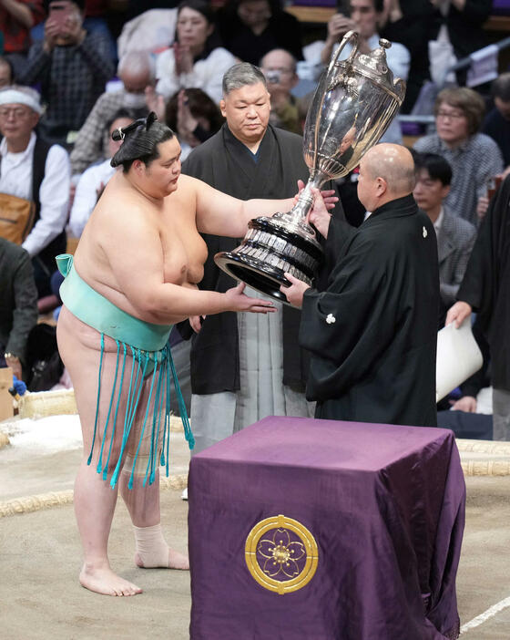 琴櫻（左）は幕内初優勝を飾り八角理事長から賜杯贈呈を受ける（2024年11月24日撮影）