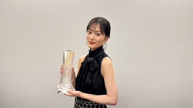 受賞した山下美月さん