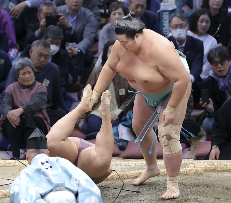 琴桜は翔猿を下し、1敗を守った＝福岡国際センター