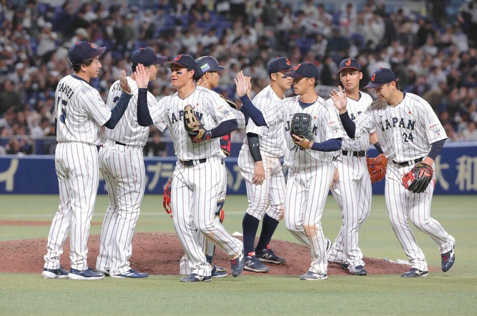 チェコに勝利してタッチを交わす侍ジャパンナイン（カメラ・上村　尚平）