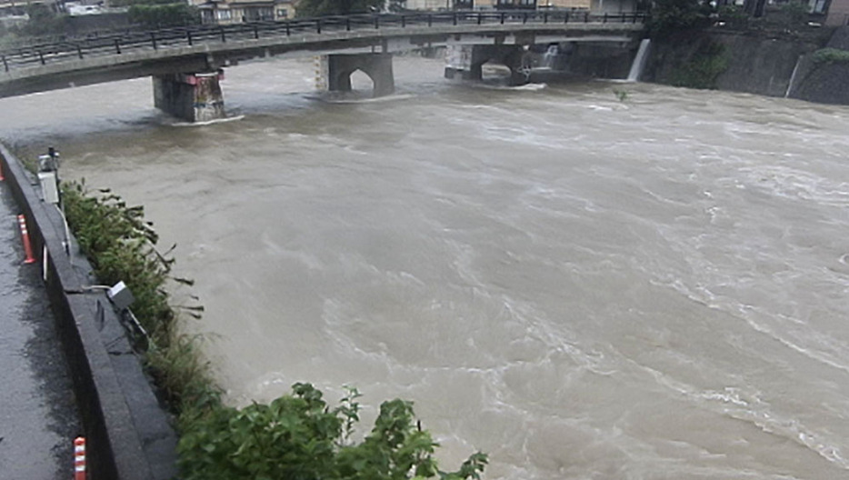 大雨の影響で増水した長崎県佐世保市の相浦川のライブカメラ画像＝2日午前（国交省提供）