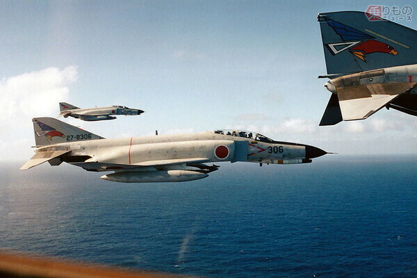 編隊飛行中の第302飛行隊のF-4EJ「ファントムII」。すべての機体にオジロワシマークが描かれている（画像：航空自衛隊 第302飛行隊）。