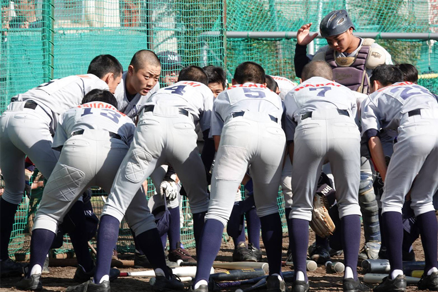 円陣を組む兵庫伊丹ヤングの選手たち【写真：橋本健吾】