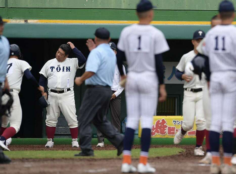 秋季近畿大会の初戦で敗れ、頭をかく大阪桐蔭の西谷浩一監督（左）＝10月26日、ほっともっと神戸（林俊志撮影）