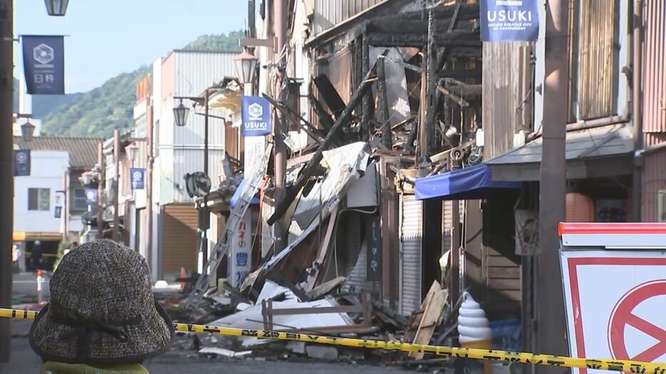 火事から一夜明けた臼杵市の現場