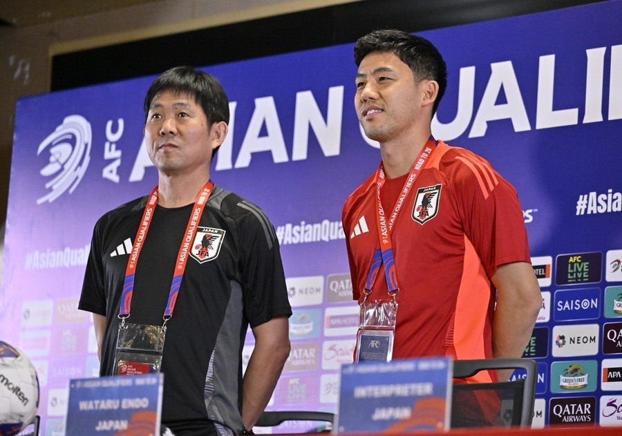 インドネシア戦に向けた公式会見でのサッカー日本代表の森保一監督と遠藤航（１１月１４日）　撮影：中地拓也