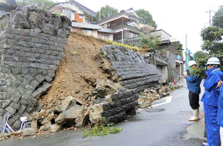 石組みののり面が道路に崩落した八幡浜市大門の市道＝2日午前10時10分ごろ