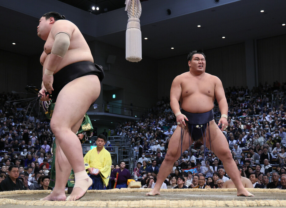 阿炎（左）に引き落としで敗れた豊昇龍＝１６日、福岡国際センター