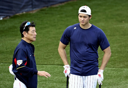 ＷＢＣ準決勝前の練習で言葉を交わす栗山監督と大谷（２０２３年３月撮影）