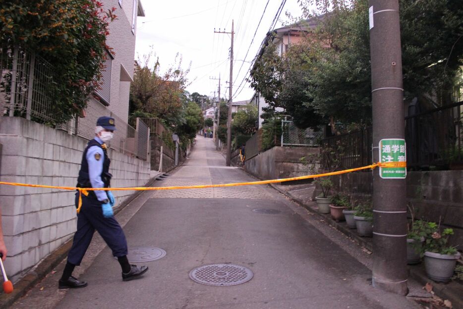 横浜市青葉区の事件で張られた規制線　©時事通信社