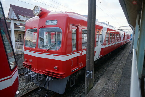 30形電車のうち、最後に製造された吊り掛け車両であるクハ85。いわゆる「湘南形」（安藤昌季撮影）。