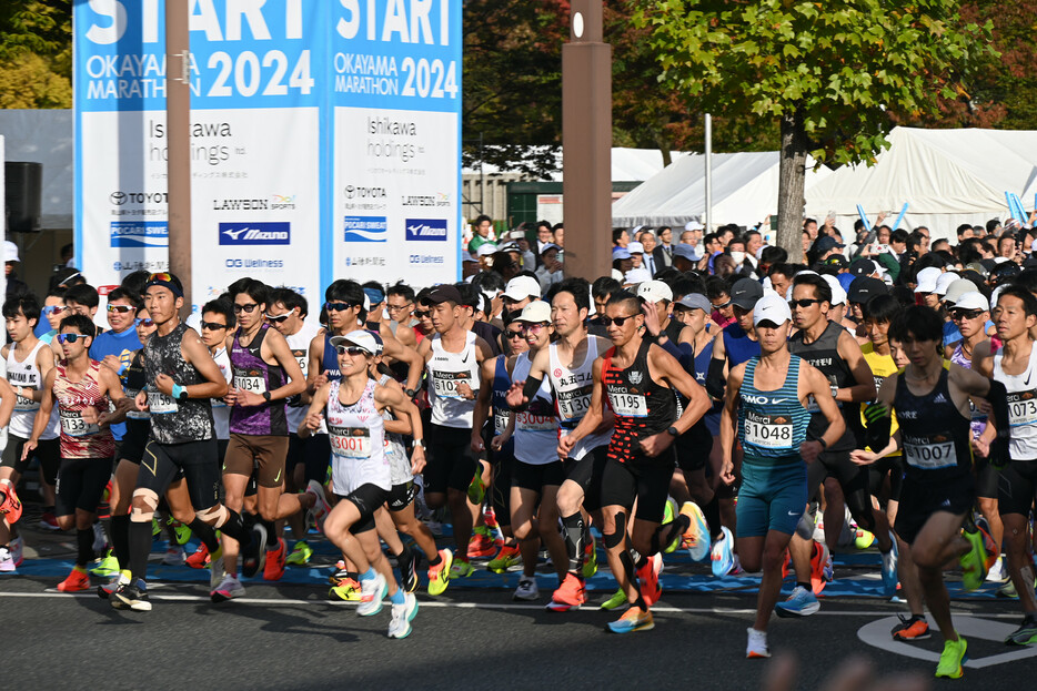 秋の深まる岡山路を駆ける「おかやまマラソン２０２４」が開かれ、４２．１９５キロのフルマラソンと５．６キロのファンランに約１万６０００人が参加した＝１０日、岡山市