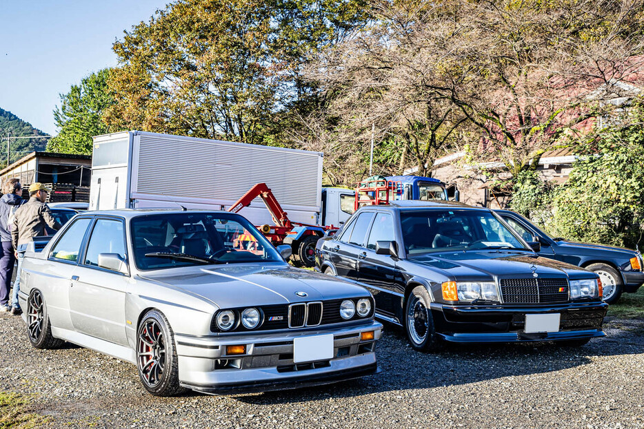 約30台のメルセデス・ベンツW201とBMW E30系3シリーズが集合した