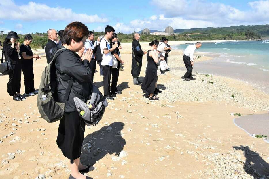 17日、台湾南端の屏東県恒春の海岸で、バシー海峡に向かって献花する戦没者遺族ら（西見由章撮影）