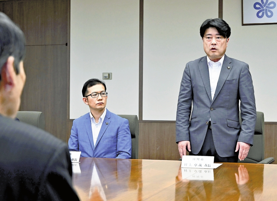 服部知事（手前）に法定協議会設置を要望する村上市長（右）