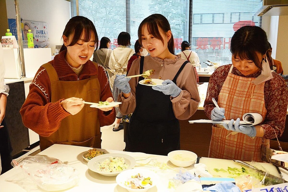 試作した料理の味を確認