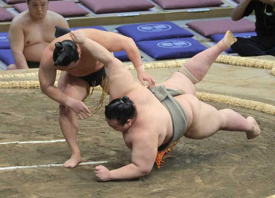 優力勝（右）を下手投げで下した炎鵬（カメラ・朝田　秀司）