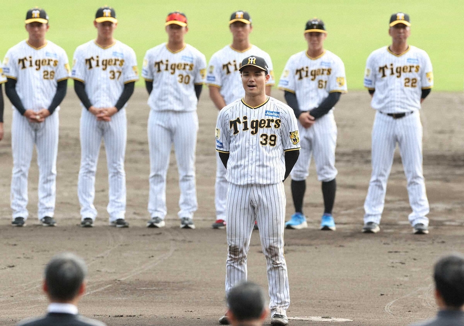 阪神の秋季安芸キャンプ打ち上げで、あいさつする栄枝（撮影・須田　麻祐子）