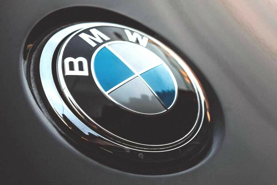 BMWのロゴ（画像：Pexels）