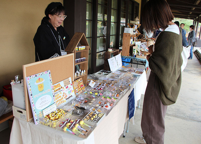 金ケ崎要害歴史館の軒下に店が連なる「こしゃる＆どこどこ市」