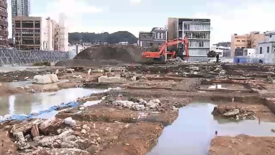 旧門司駅遺構の解体工事始まる(28日、北九州市門司区)