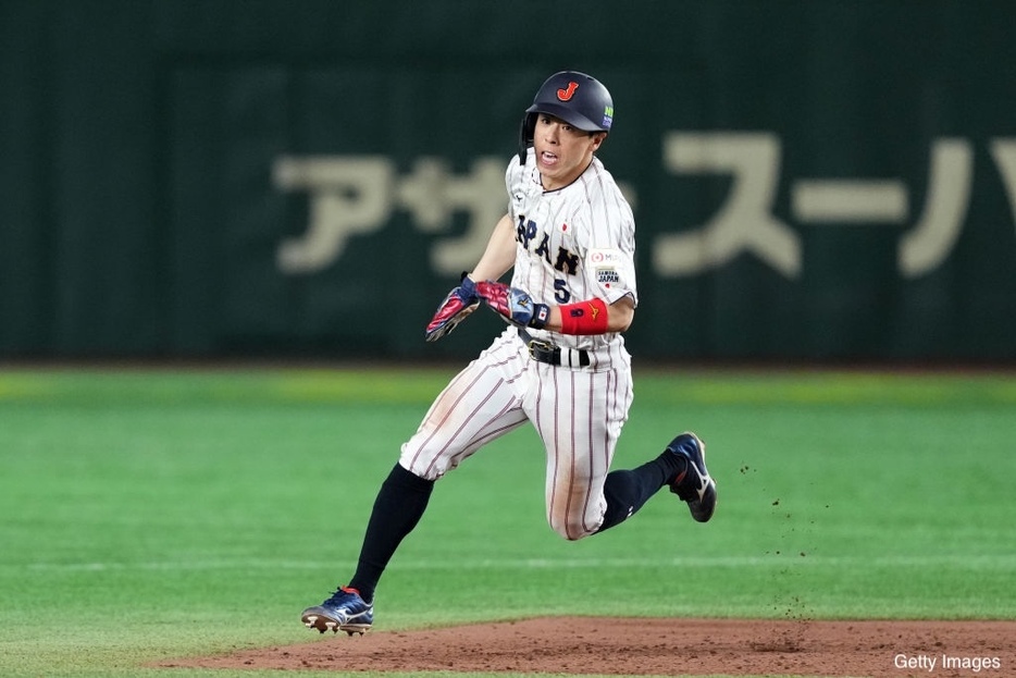 一塁から三塁へ進塁した侍ジャパン・五十幡亮汰