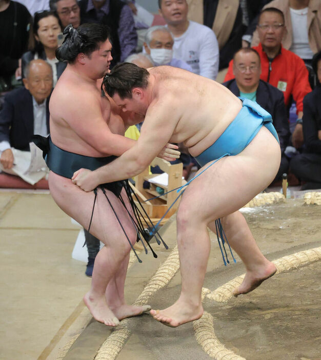 獅司（右）は寄り切りで時疾風を破った（カメラ・池内　雅彦）